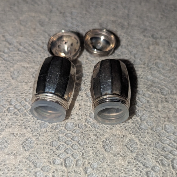 Vintage sterling silver miniature salt and pepper shaker set . - Picture 5 of 6